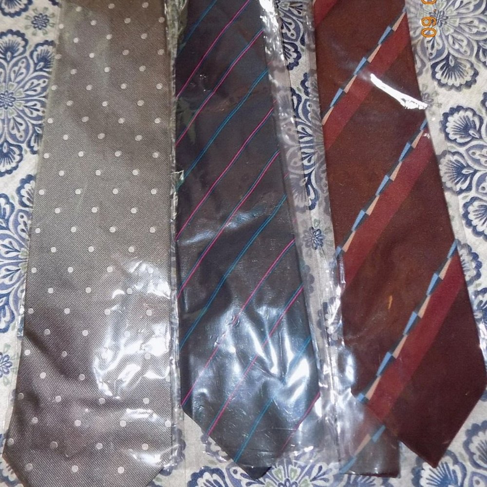 Lot of three new men's ties Italy